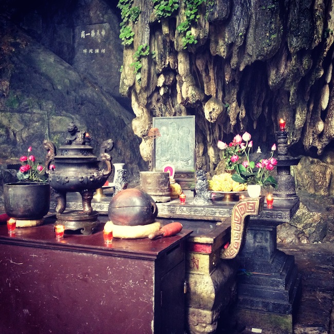 Este altar da la bienvenida a la Pagoda del Perfume