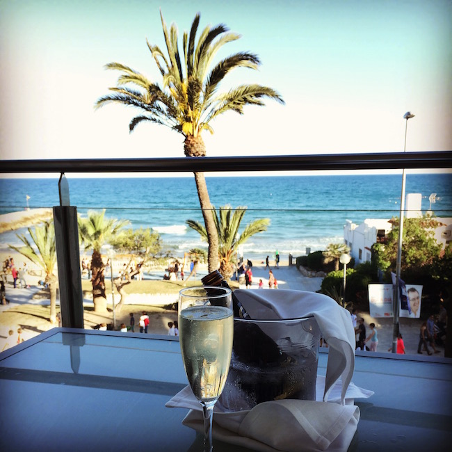 ¿Te apetece una copita de cava disfrutando de las vistas de la playa de Sitges?