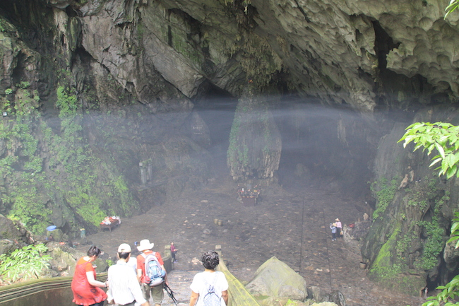 Una cortina de incienso cubre la entrada a la cueva...