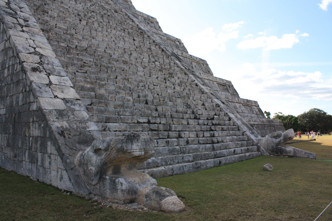 Pirámide de Chichen Itza: detalle de las cabezas de serpiente al pie de la escalinata