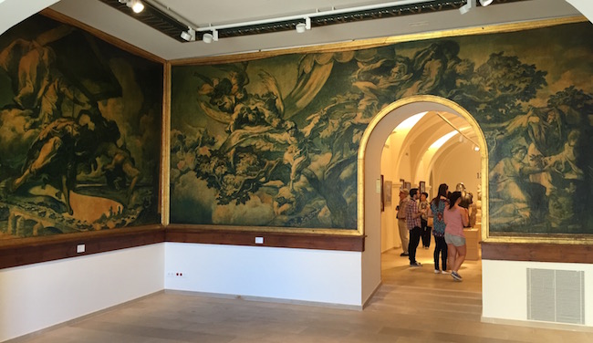 Frescos de Josep Maria Sert, tómate un tiempo en los detalles de esta sala cuando lo visites el Museu, vale la pena... 