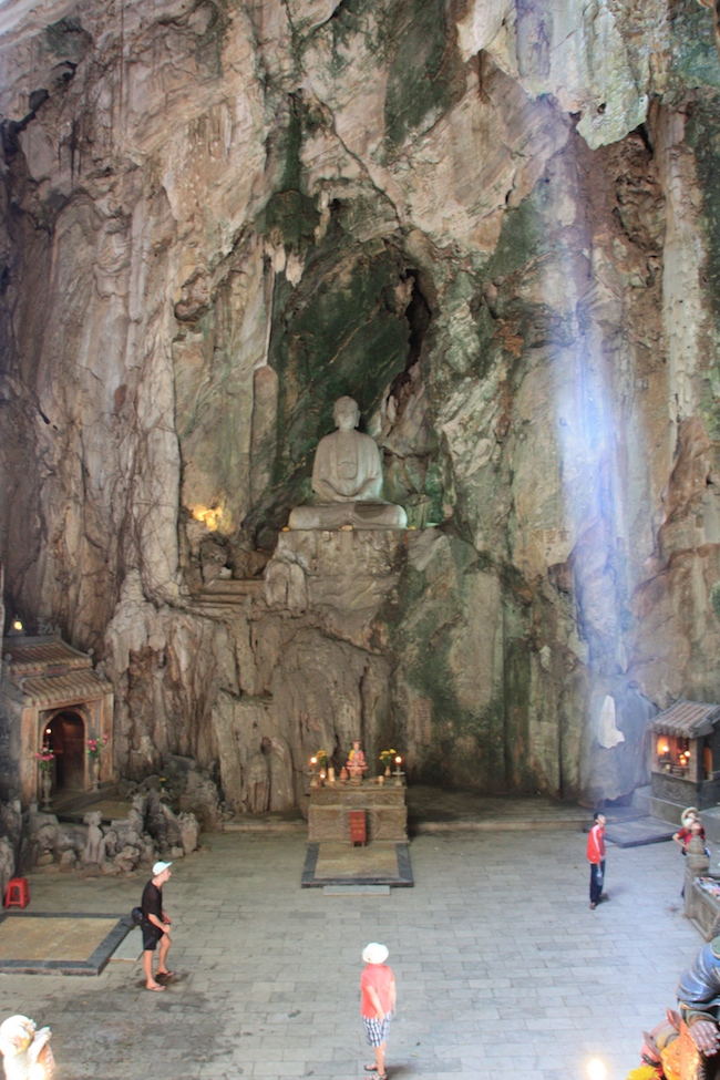 el interior está presidido por una gran estatua de Buda