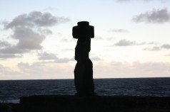 mohai durante el eclipse en rapa nui