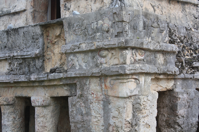 Detalle de grabados en Tulum