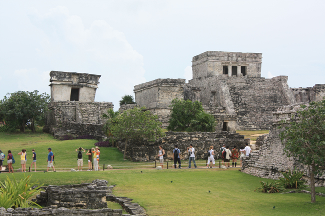 En primer término, El Castillo, la construcción emblemática de Tulum