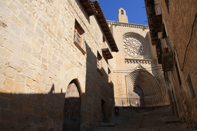 el rosetón de Santa María la Mayor asoma entre las calles de Valderobles